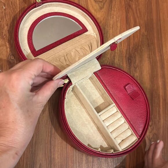 Wolf designs red leather jewelry holder case traveling round vintage - Picture 6 of 8